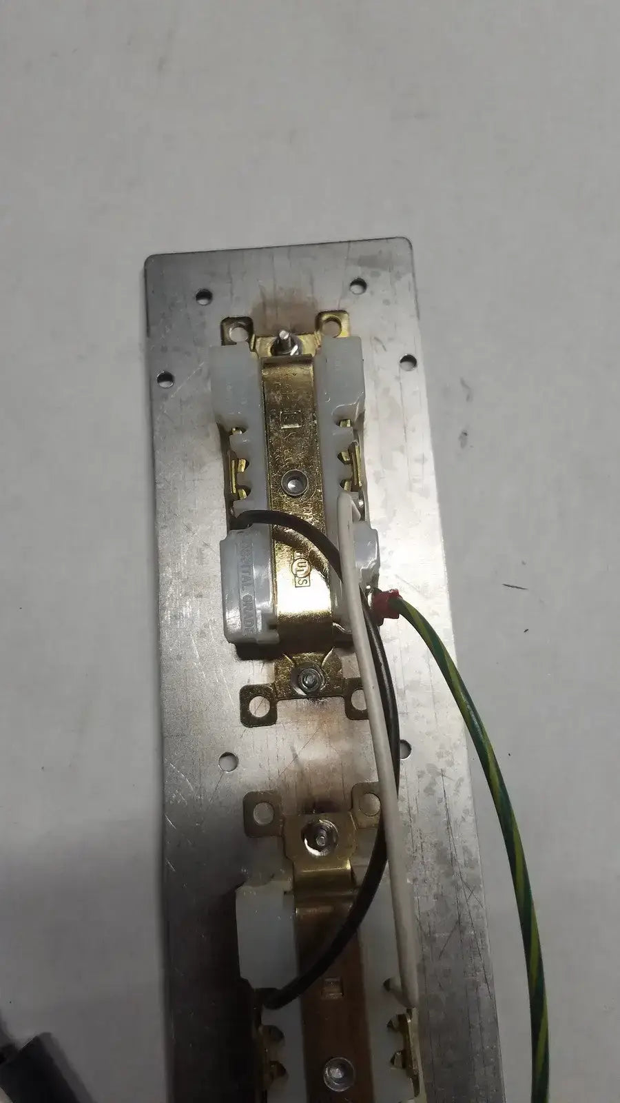 4 Female Electric Board Strip Line Output 400VA Max - Power