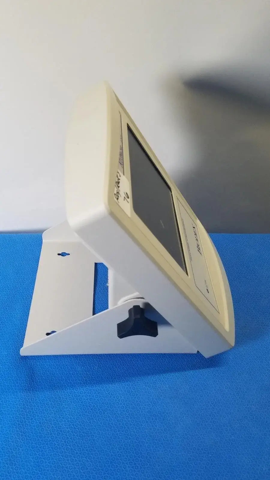 White plastic Biodex 086-330 Atomlab 500 dose calibrator with black adjustment knob and beige bezel used in medical equipment