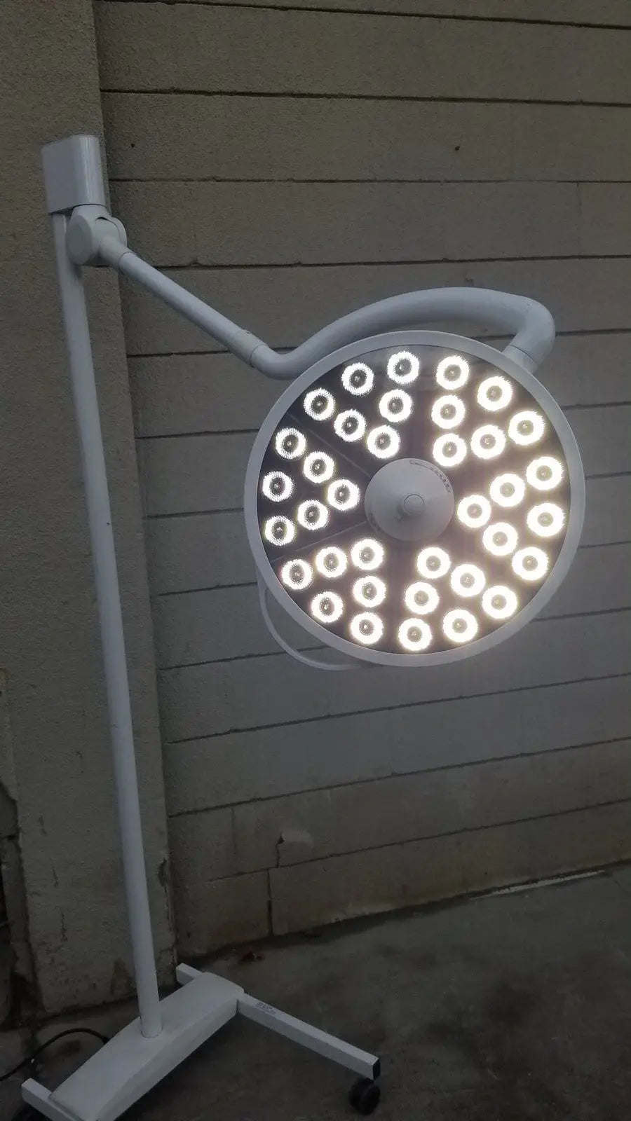 DRE 061523 Medical LED Examination Procedure Light Mobile Floor Stand 100-240V