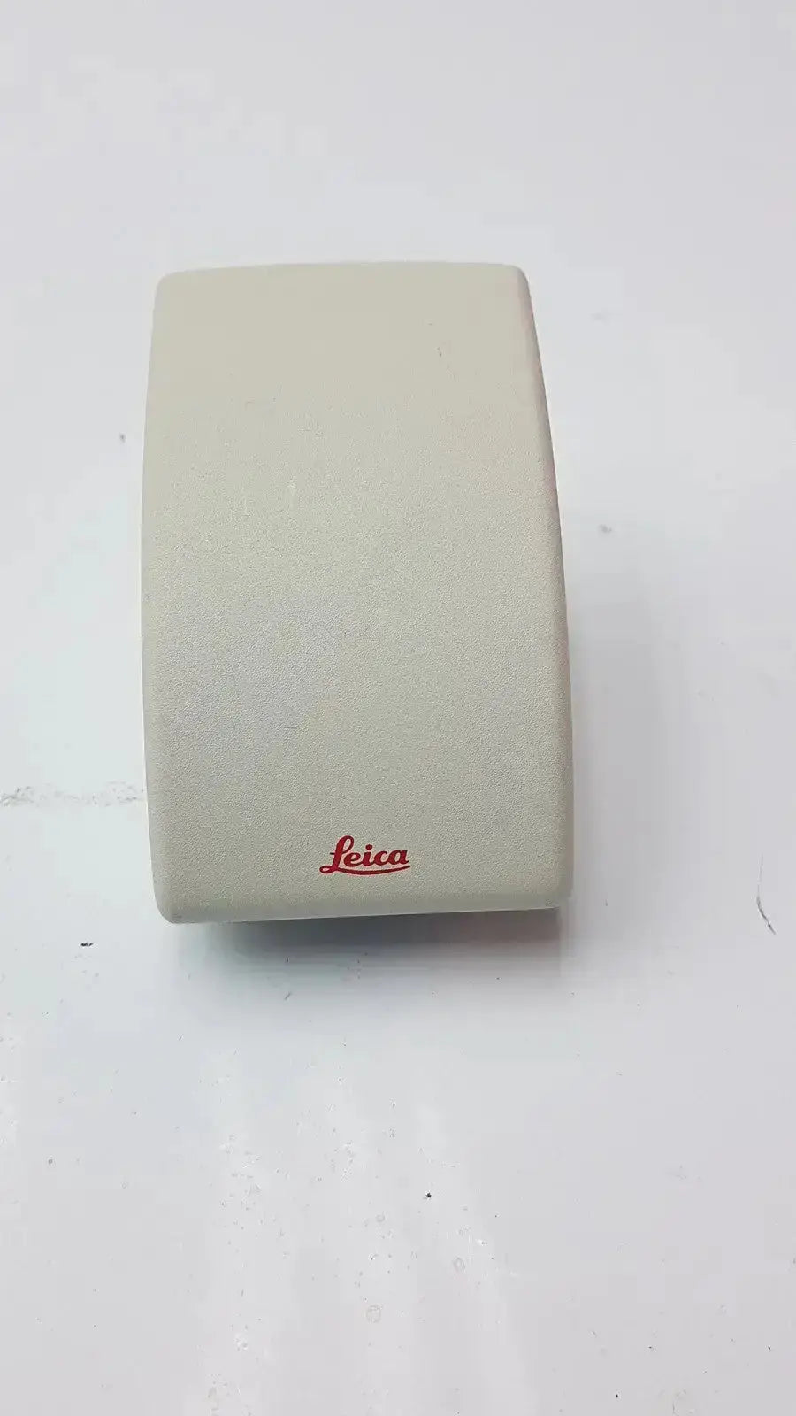 Beige leica lens cap with matte finish and red logo for leica dfc295 digital color microscope camera