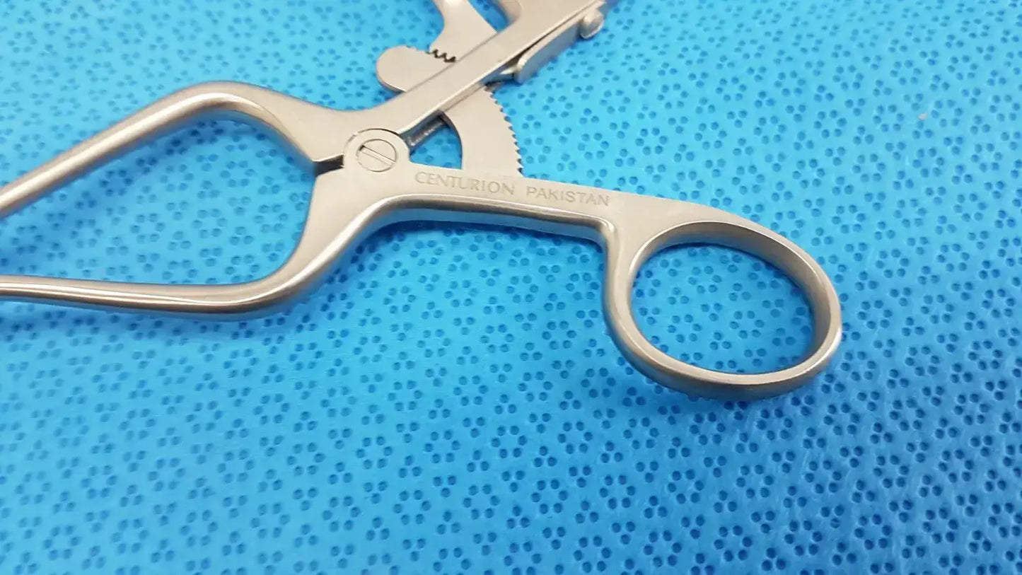 Surgical Rib Retractor with Ratchet Mechanism – Centurion Pakistan Stainless