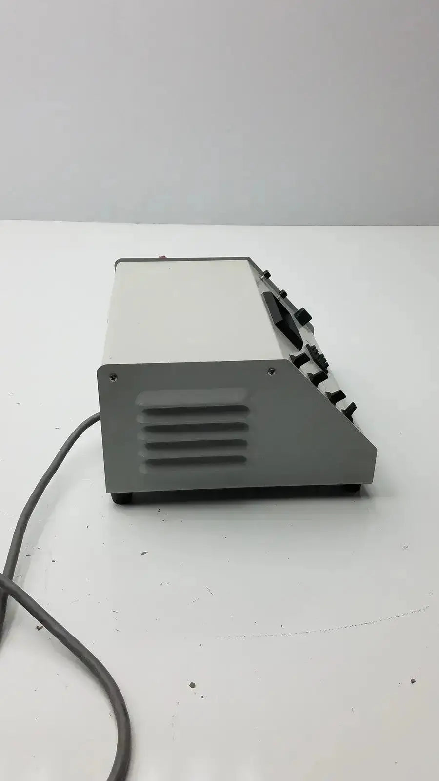 Gray rectangular wheaton unispense ii dose counter with black knobs and vented side panel model g-bbdd4-14u