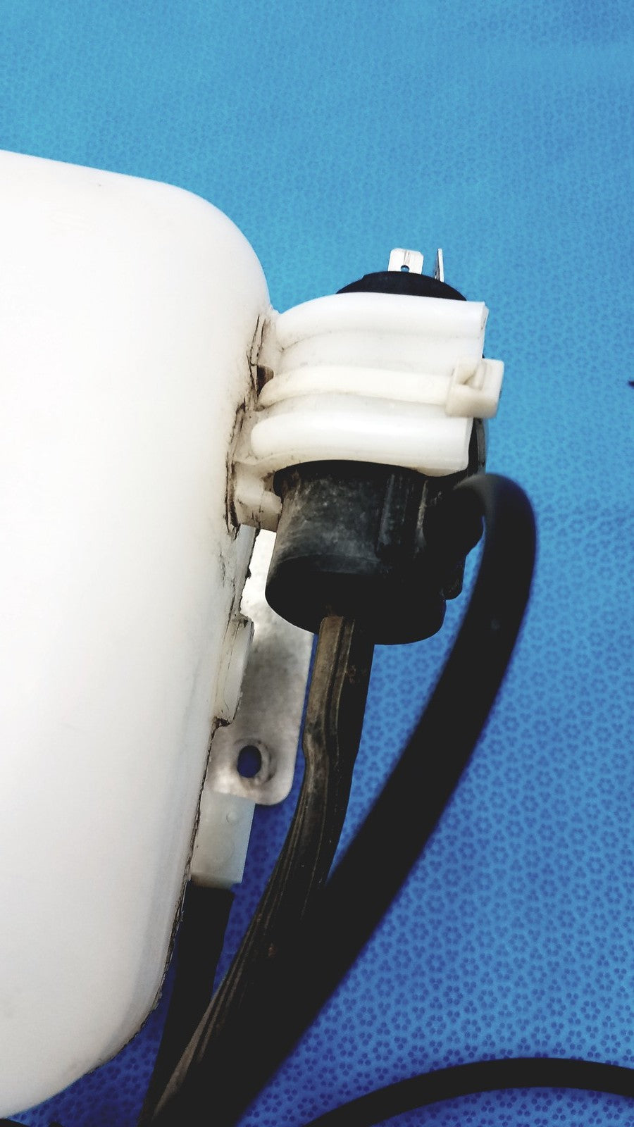 Windshield Washer Fluid Reservoir Tank with Cap for Vehicle