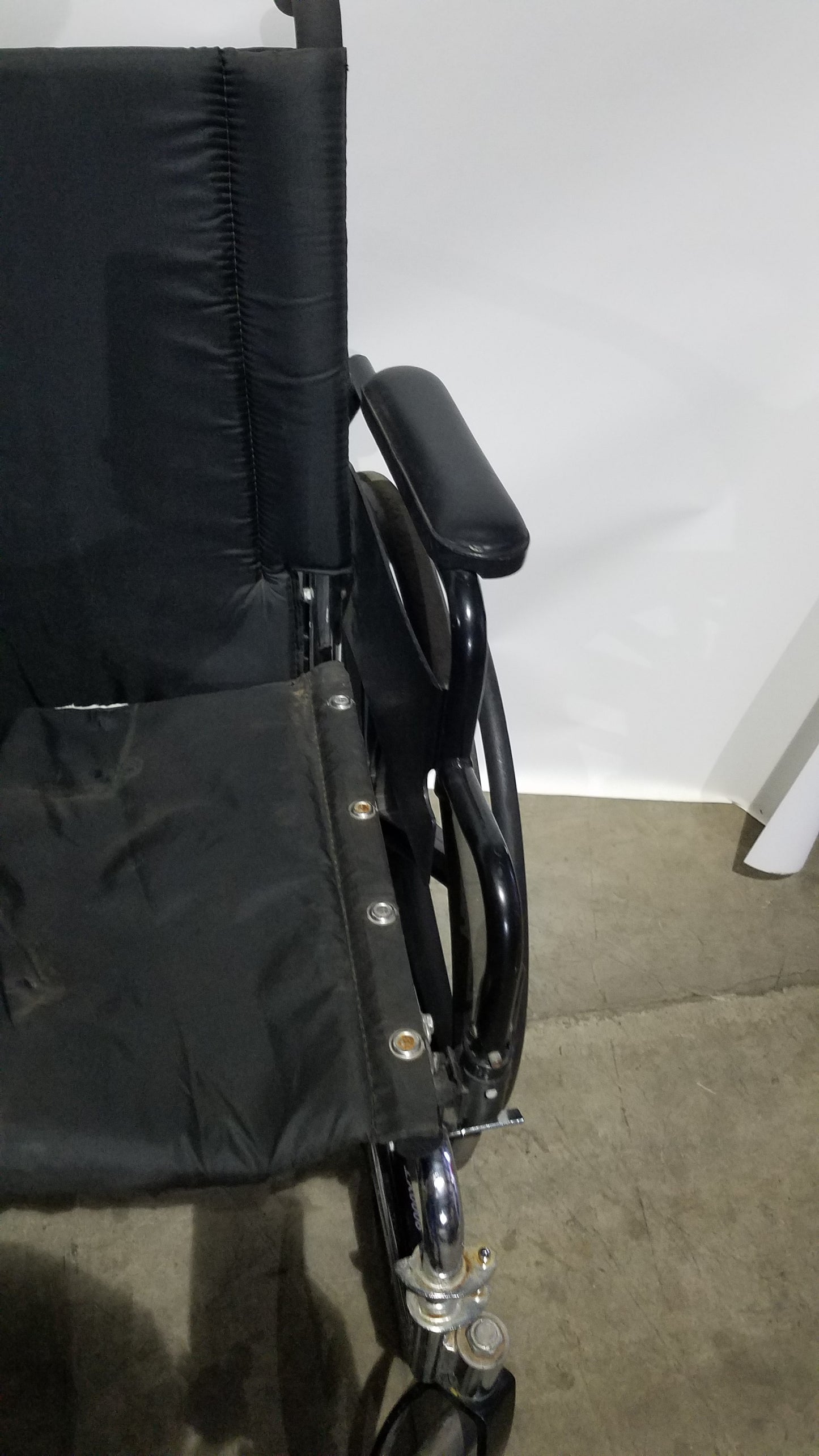 Invacare 9000 XT Manual Wheelchair Folding Heavy Duty Mobility Medical Chair