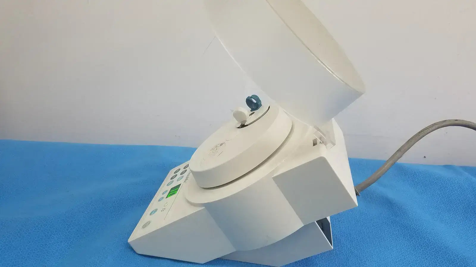 3M ESPE ROTOMIX Capsule Mixing unit 120V / 60 Hz D-82229 Ser. No 960401010284 - Unit