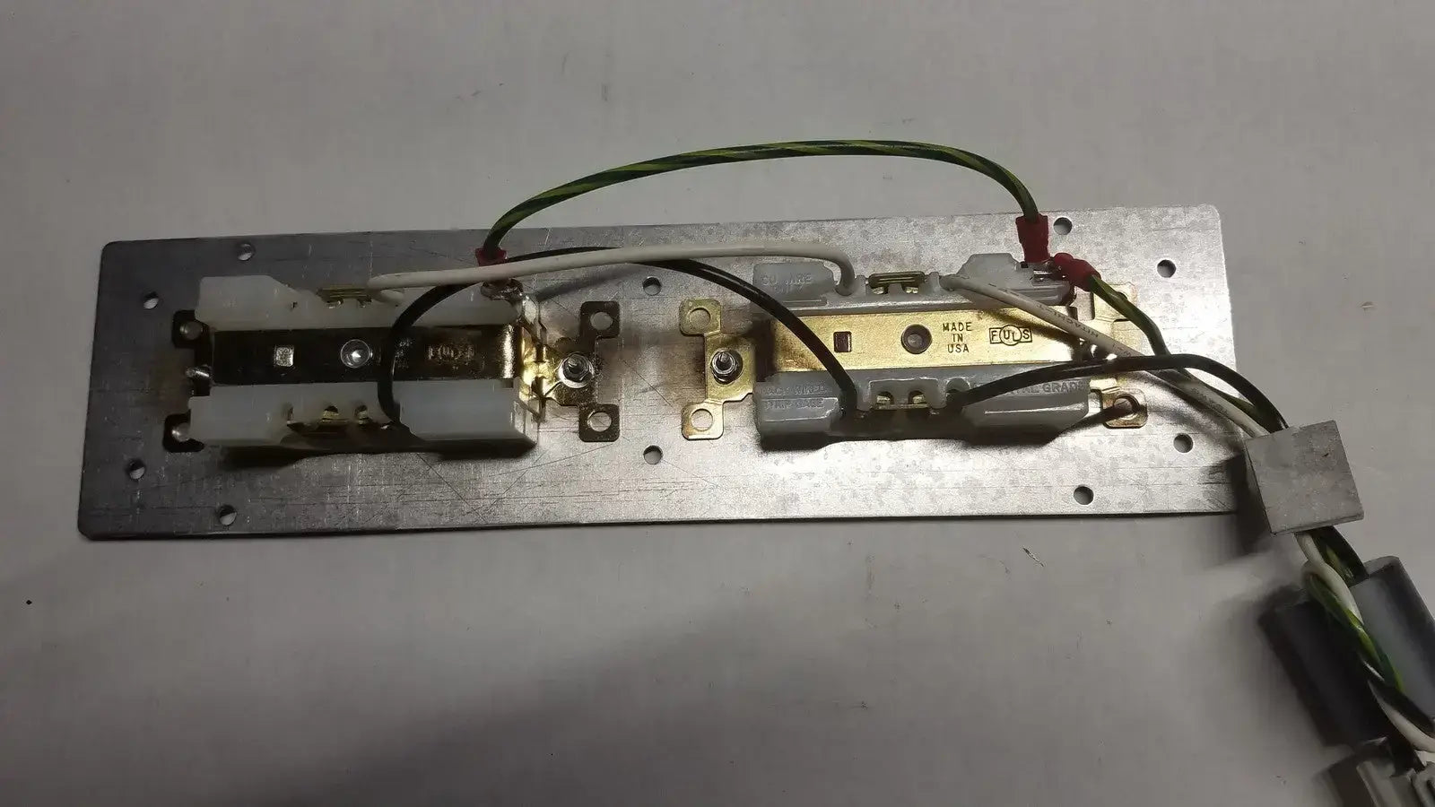 4 Female Electric Board Strip Line Output 400VA Max - Power