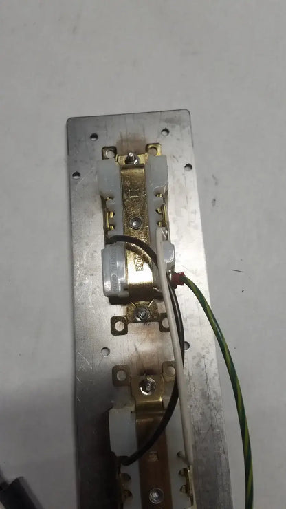4 Female Electric Board Strip Line Output 400VA Max - Power