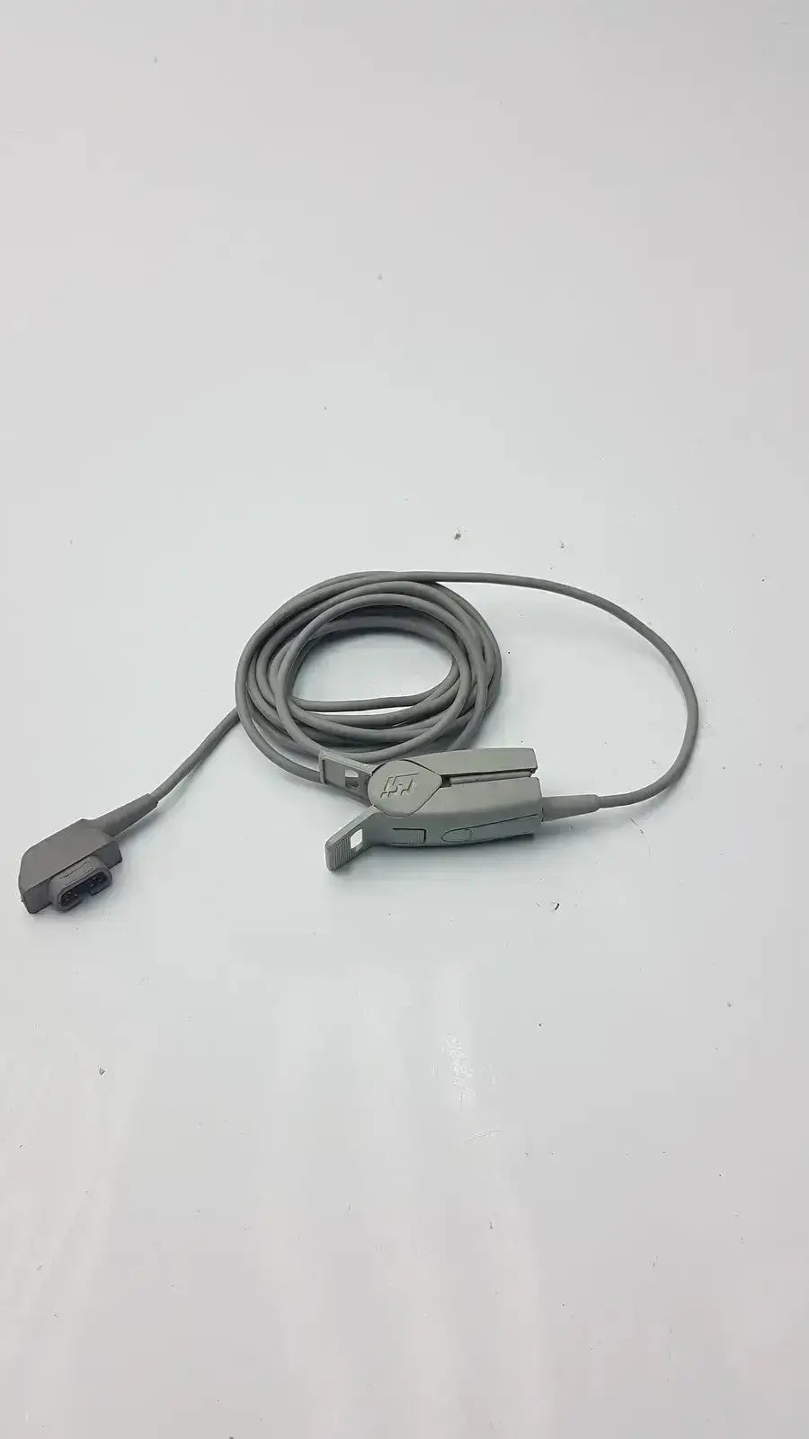 Gray 6-pin spo2 finger clip cable with coiled design and two distinct connectors for adult pulse oximeter use