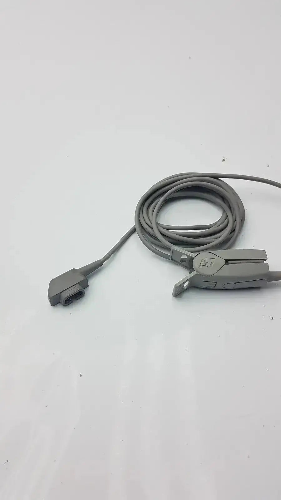 Gray 6-pin spo2 finger clip cable with connector and adult finger clip for cardiac monitoring devices