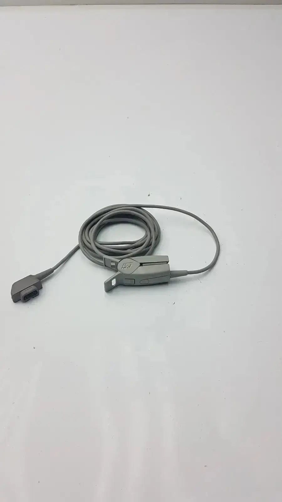 Gray 6-pin spo2 finger clip cable with adult finger clip and connector for cardiac monitor diagnostic use