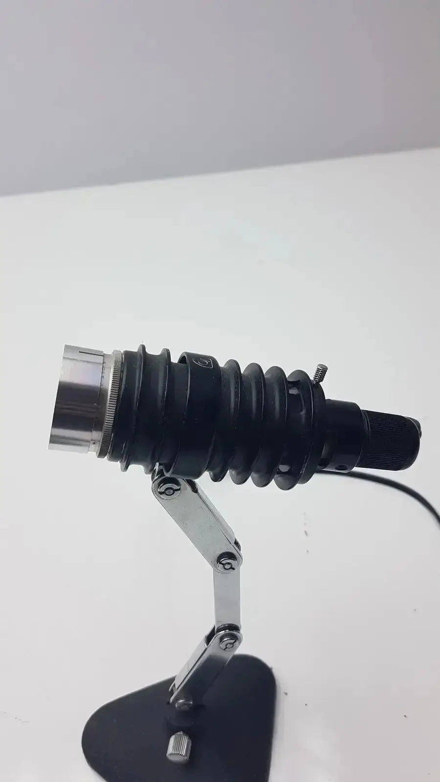 Adjustable microscope illuminator light lamp with black and silver flexible arm desk lamp for precise lighting