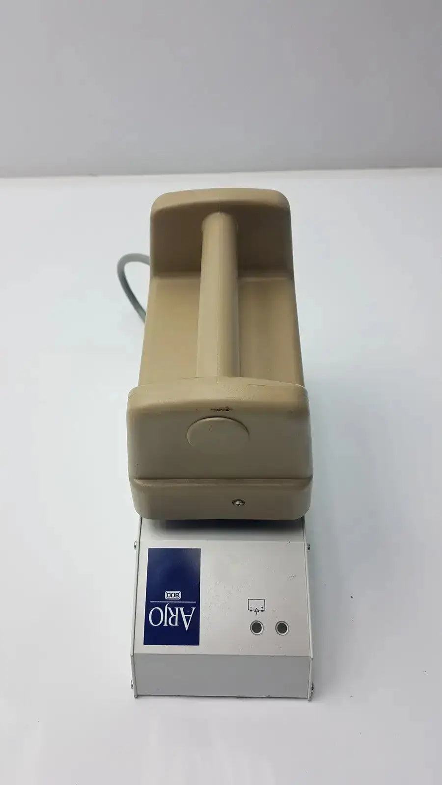 Beige plastic arjo type nda4000-us charger with silver metal base and aro logo input 24v 100-240v output 1a