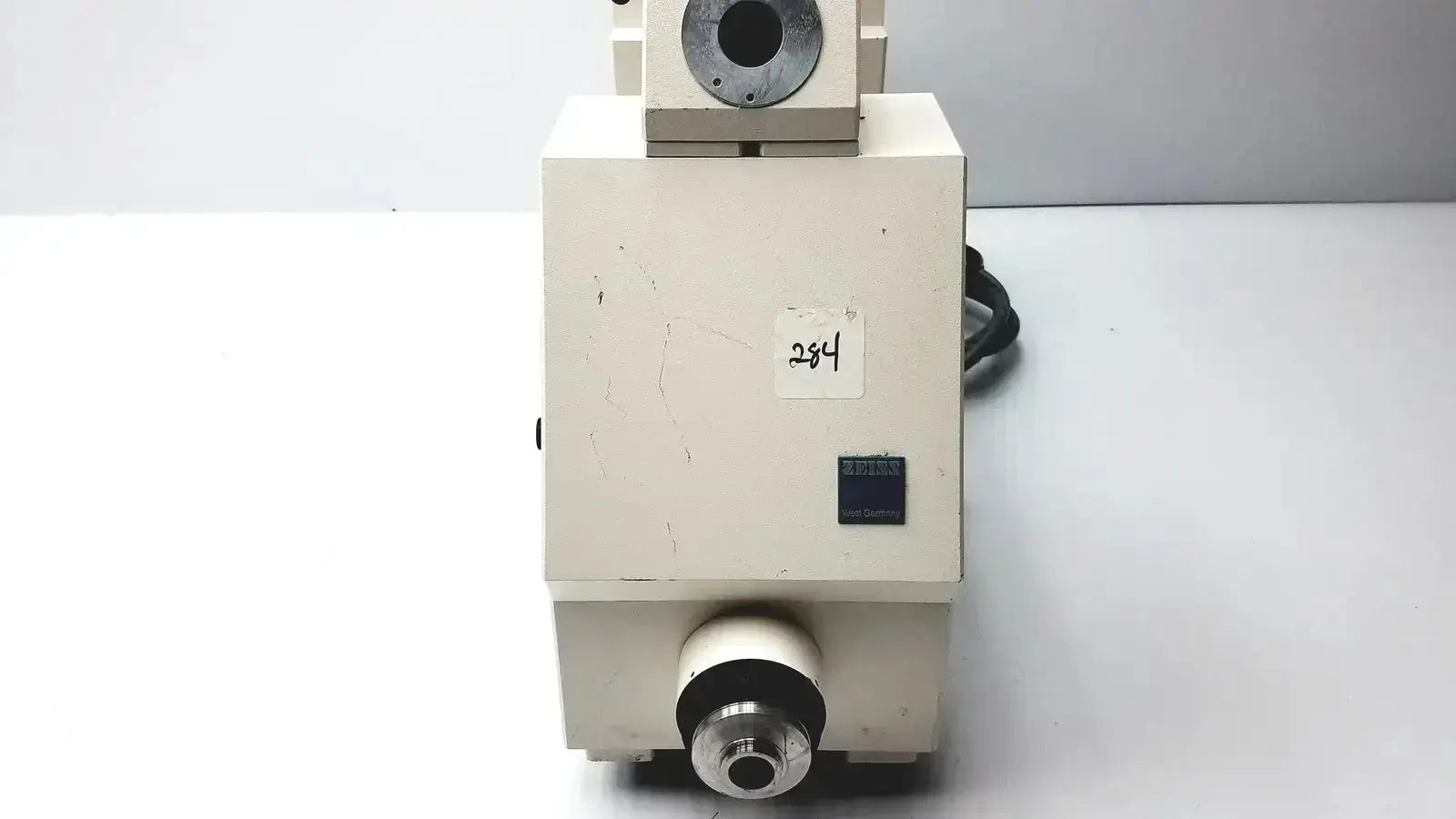 Beige axiovert 35 inverted phase contrast microscope with metallic lens port and black cable for high contrast imaging