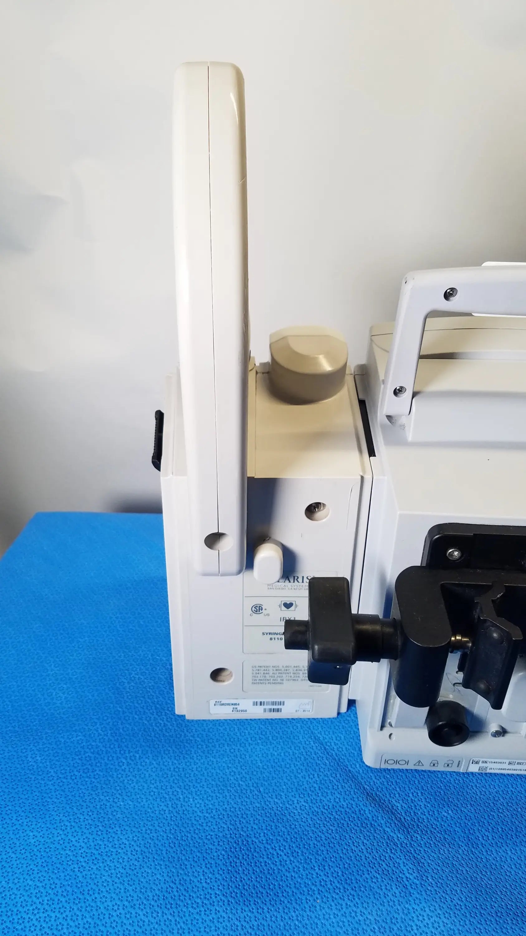 Bd alaris 8015 pc pump with 2x 8100 modules showing white medical equipment with beige control knob and black mounting hardware