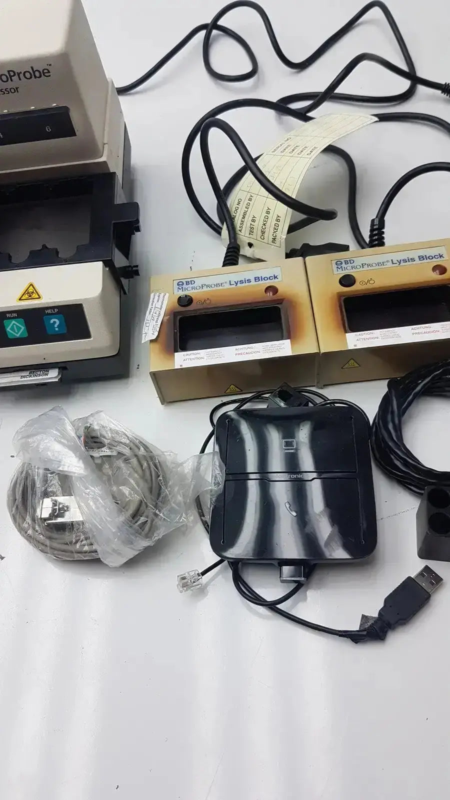 Black rectangular qbp microprobe lysis block with glossy finish and usb cable attached in bd microprobe processor for buy used medical equipment