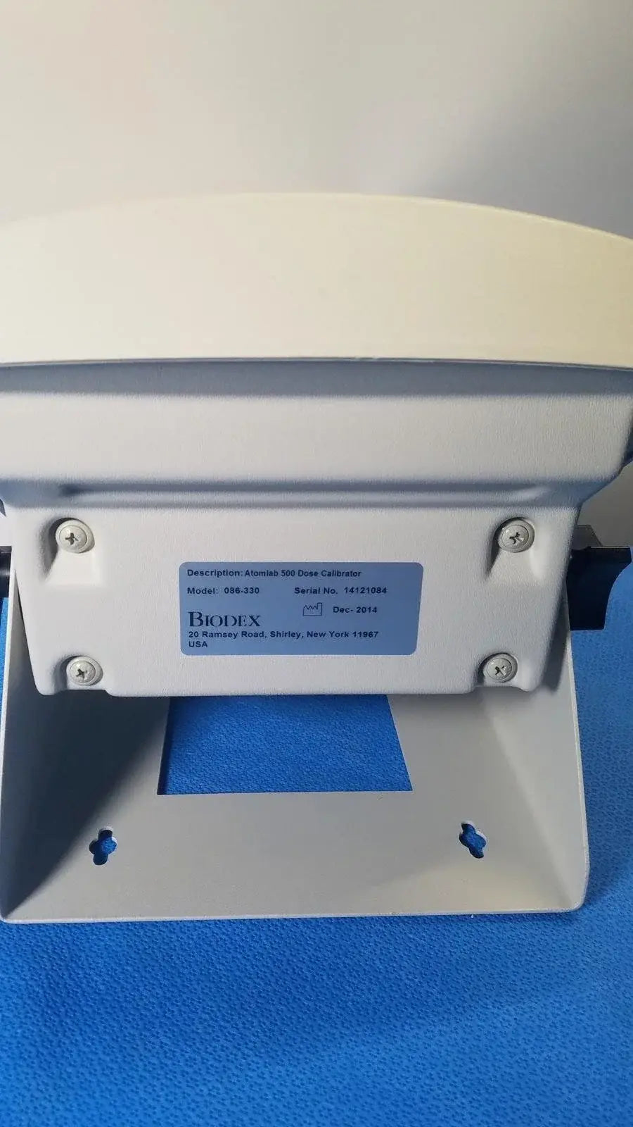White plastic Biodex Atomlab 500 dose calibrator with blue label for medical equipment reuse and dose measurement