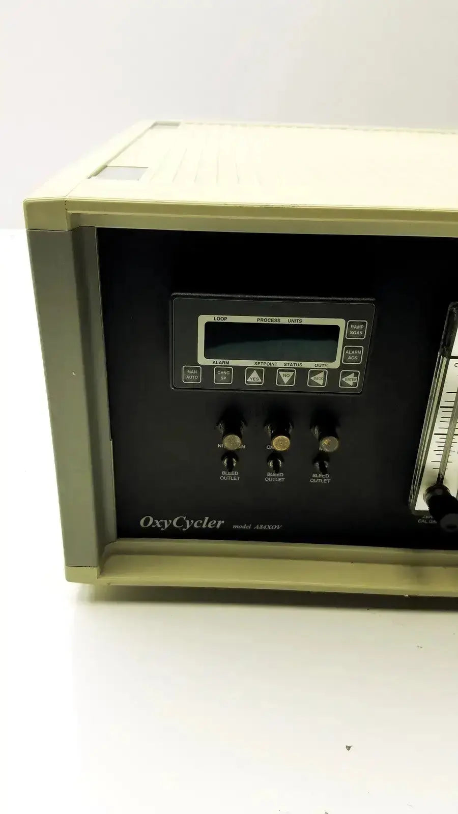 Beige and black biospherix oxycycler a84xov dynamic laboratory controller with digital display control knobs and analog gauge g-ab5-15d