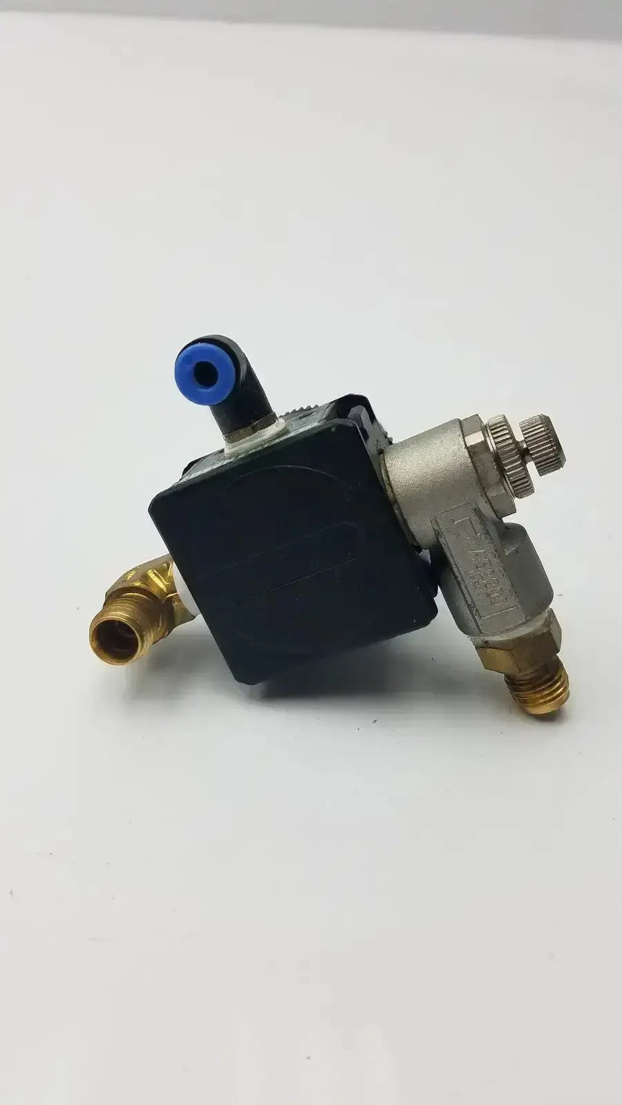 Bosch pressure reducer throttle valve with black plastic housing brass fittings and blue-tipped hose connection