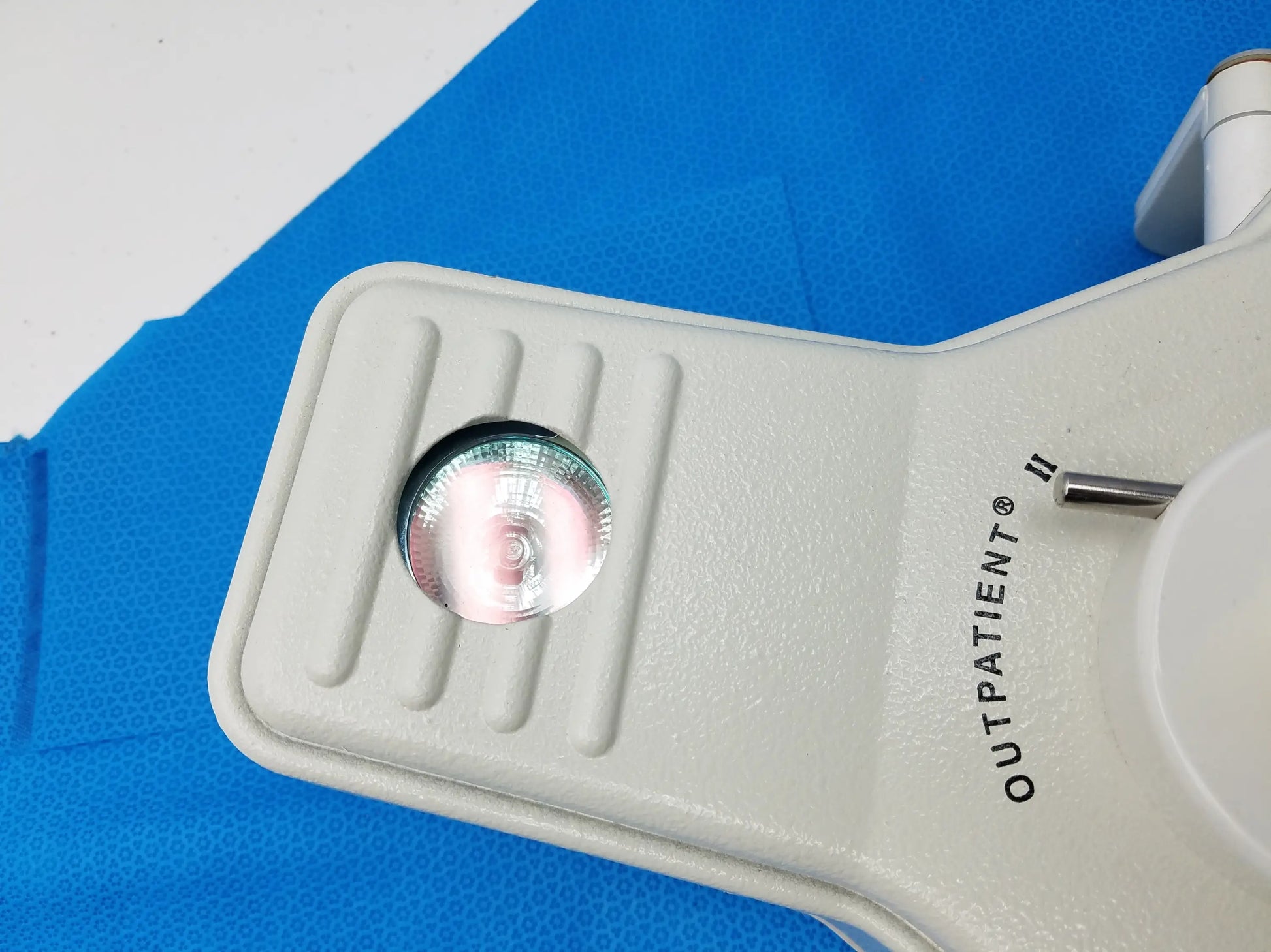 White plastic outpatient ii slit lamp with circular reflective lens for medical equipment by smiths medical reuse medical equipment