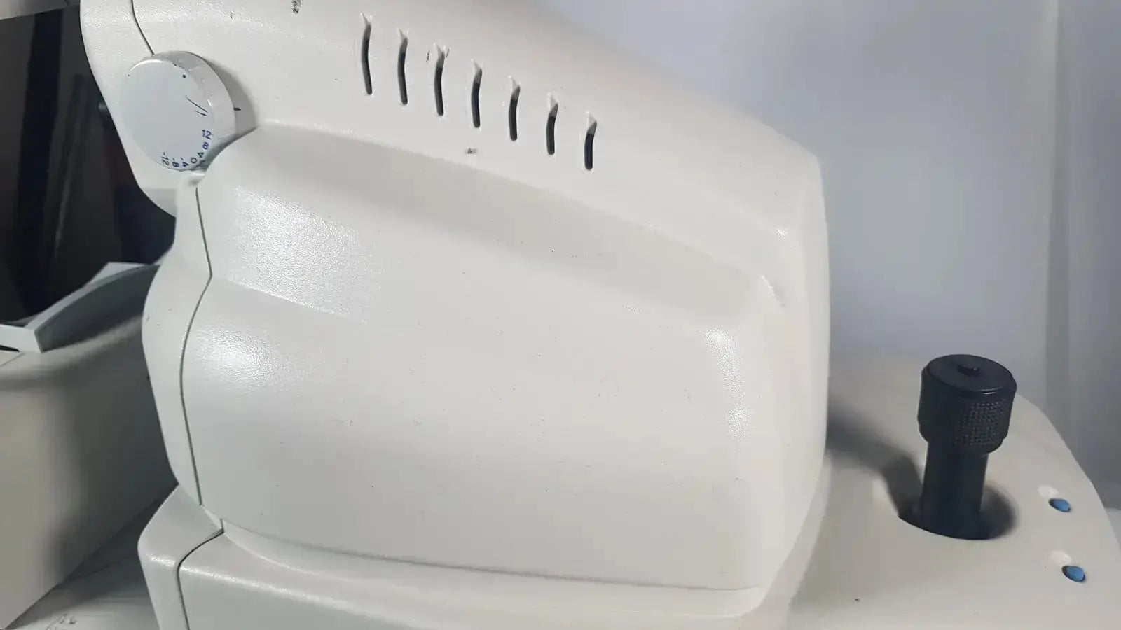 White plastic zeiss stratus oct patient module with circular dial and ventilation slits for direct cross-sectional imaging