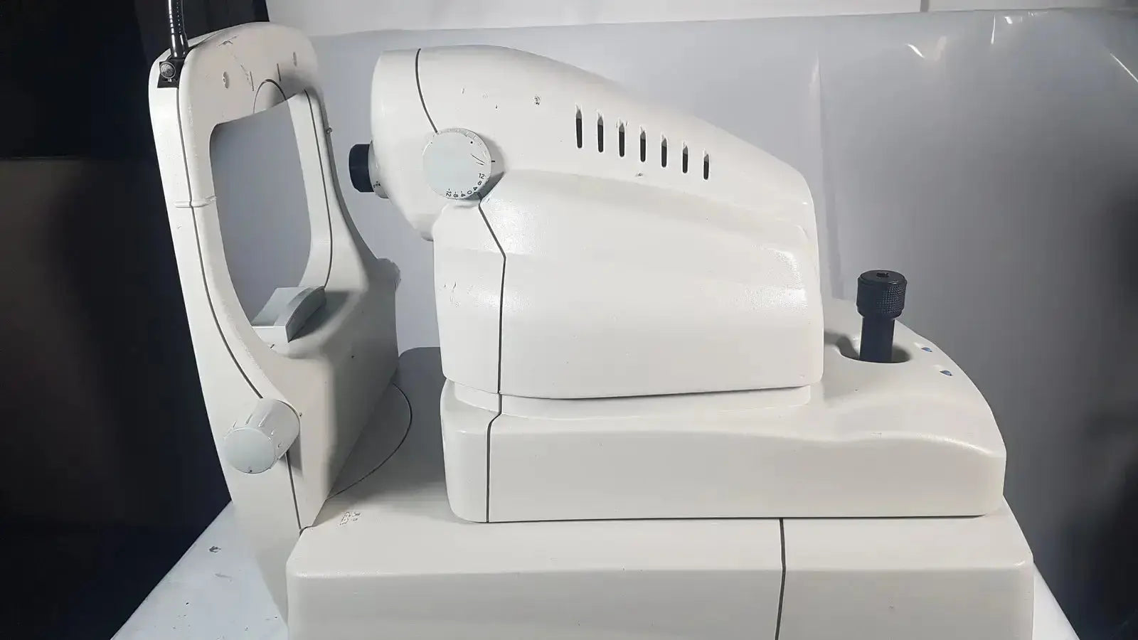 White medical slit lamp with black knobs and ventilation slots in zeiss stratus oct model 3000 patient module