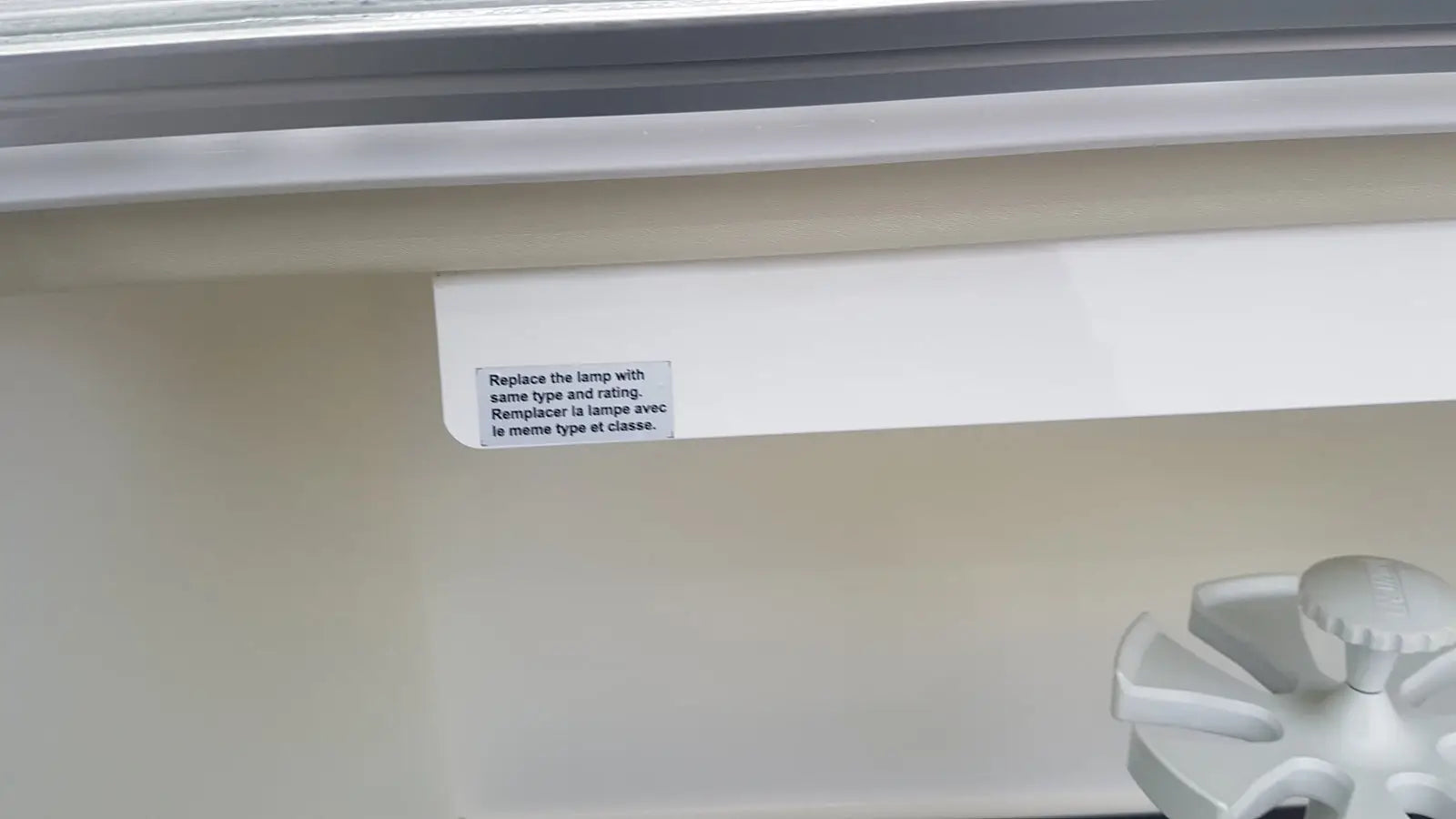 CBS Scientific P-036-202 PCR Workstation Dead Air Box UV & Fluorescent Lighting