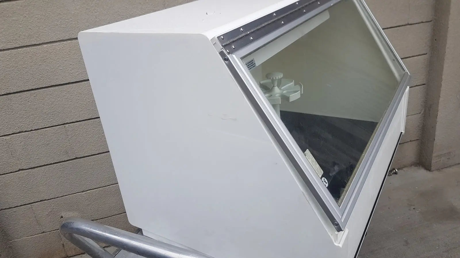 CBS Scientific P-036-202 PCR Workstation Dead Air Box UV & Fluorescent Lighting