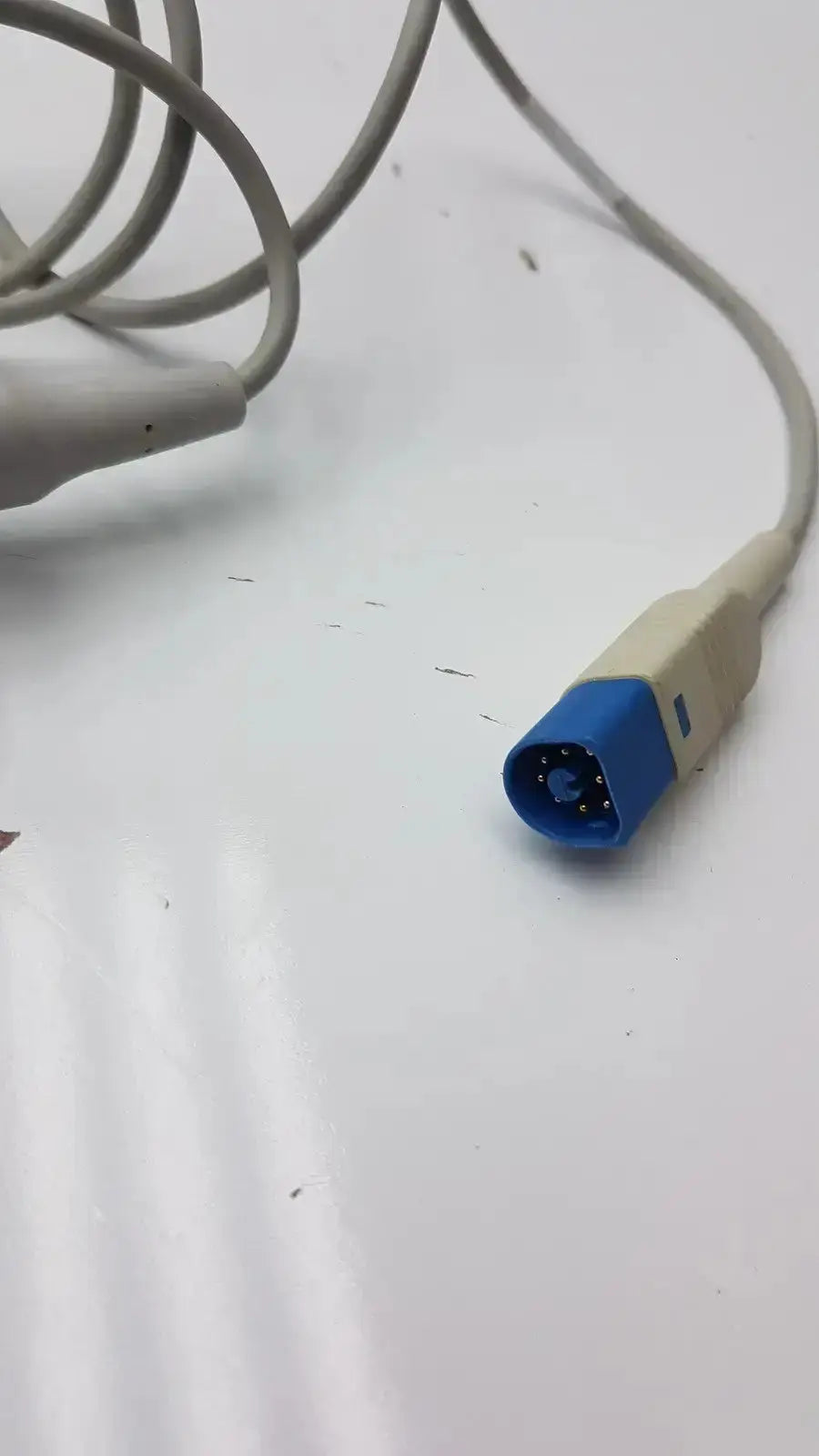 Gray spo2 extension cable with blue and beige connector compatible with drager spo2 sensor ref ad-d82db9-3f