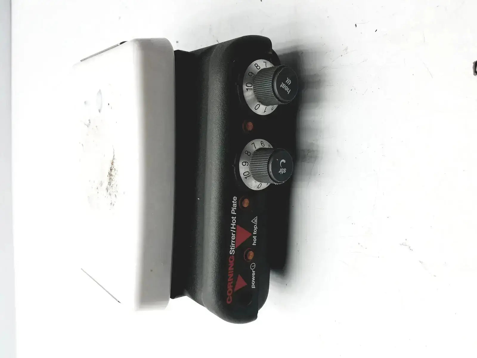 Black corning pc420 magnetic hot plate stirrer with two rotary knobs and white rectangular base for laboratory use