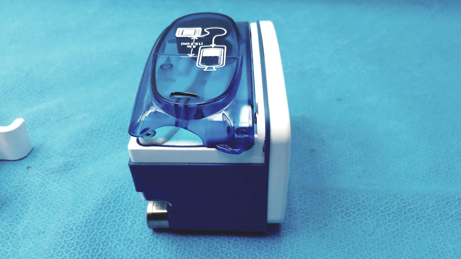 Blue and white covidien kangaroo joey enteral feed and flush pump with pole clamp and transparent top cover showing iv bag diagram