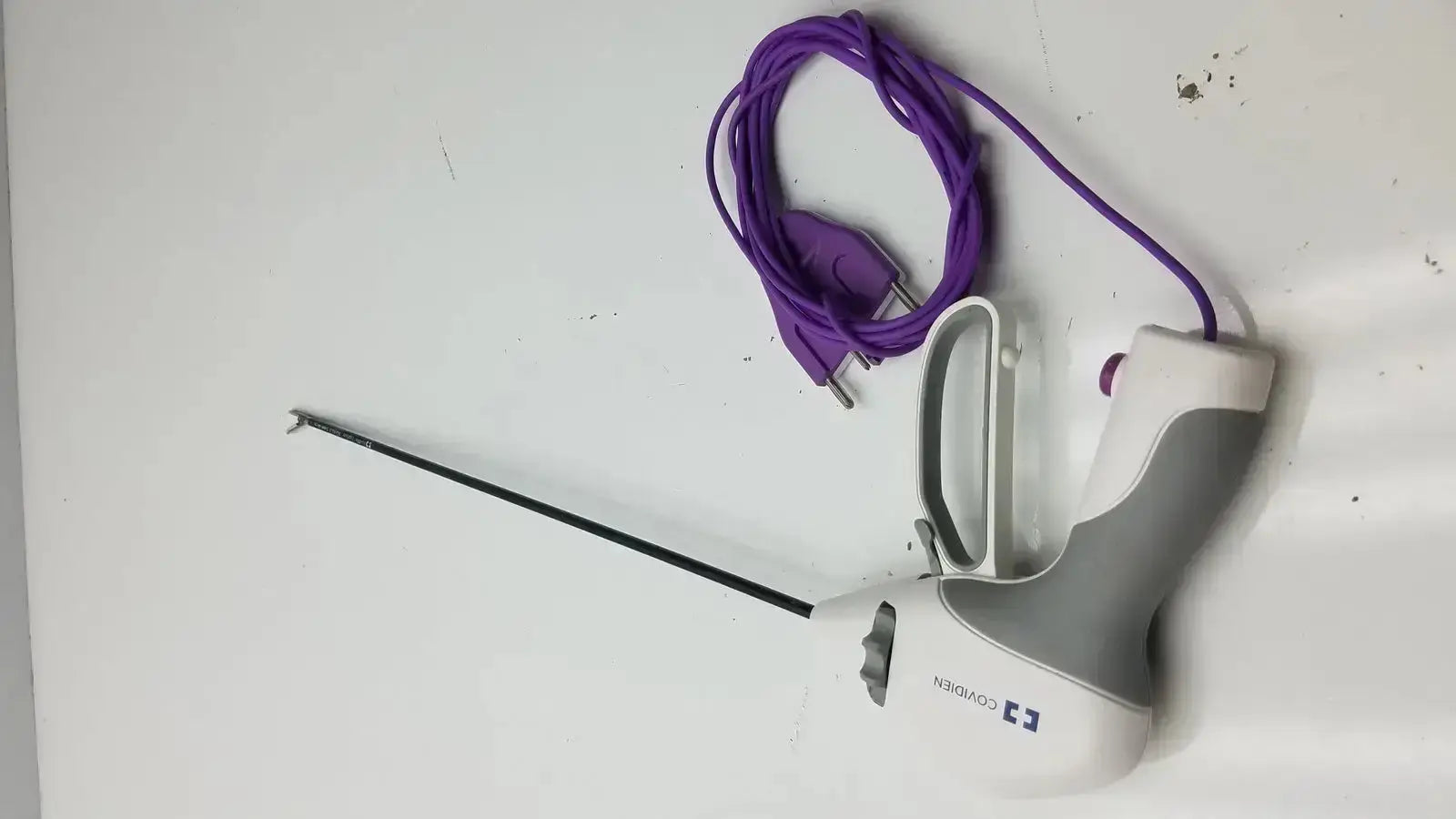 White and gray handheld covidien ligasure maryland jaw sealer divider with long black shaft and purple power cord