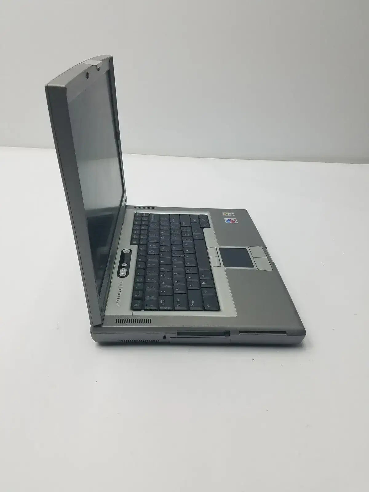 Dell Latitude D810 Intel Inside Centrino Model PP15L - Laptop Computer