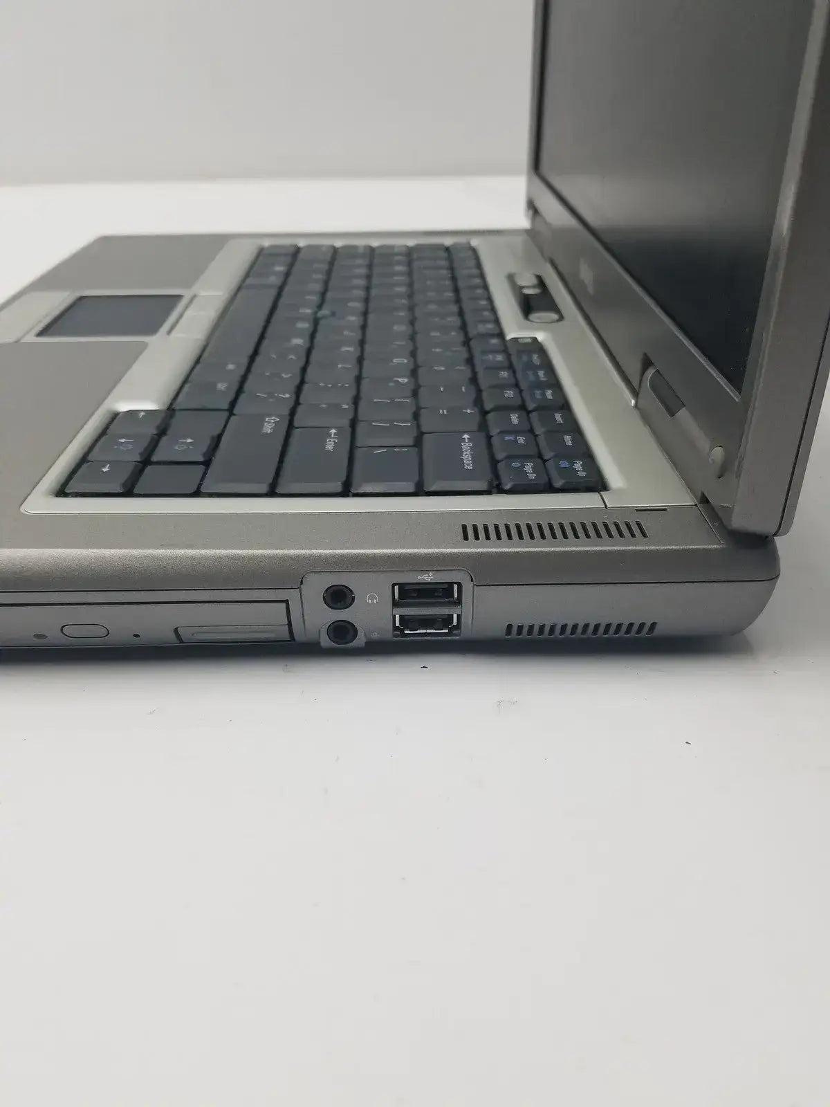 Dell Latitude D810 Intel Inside Centrino Model PP15L - Laptop Computer