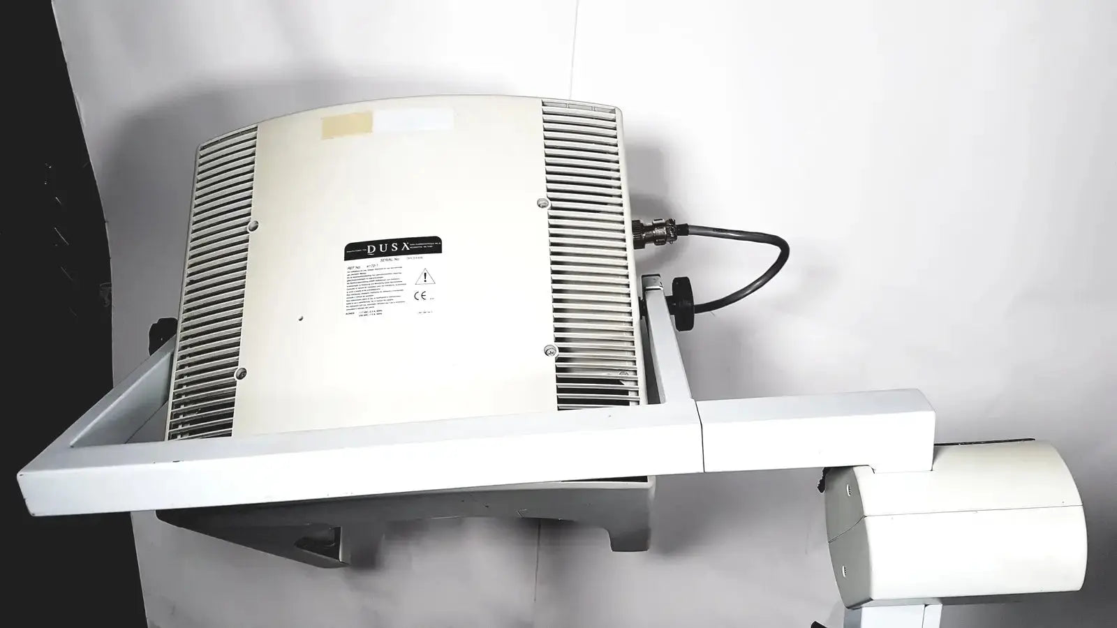 White dusa blu blue light photodynamic therapy system 4170-2 with rectangular housing and arm-mounted component