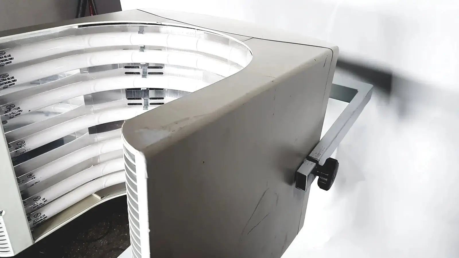 Industrial-grade curved grow light with multiple reflective tubes in a gray metal frame for dusa blu blue light photodynamic therapy