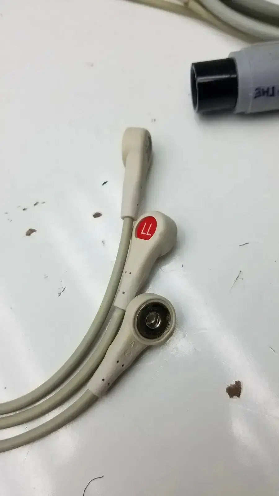 Beige ekg ecg 3 lead snap cable with red ll label and metallic connectors for patient monitors 6 pin use