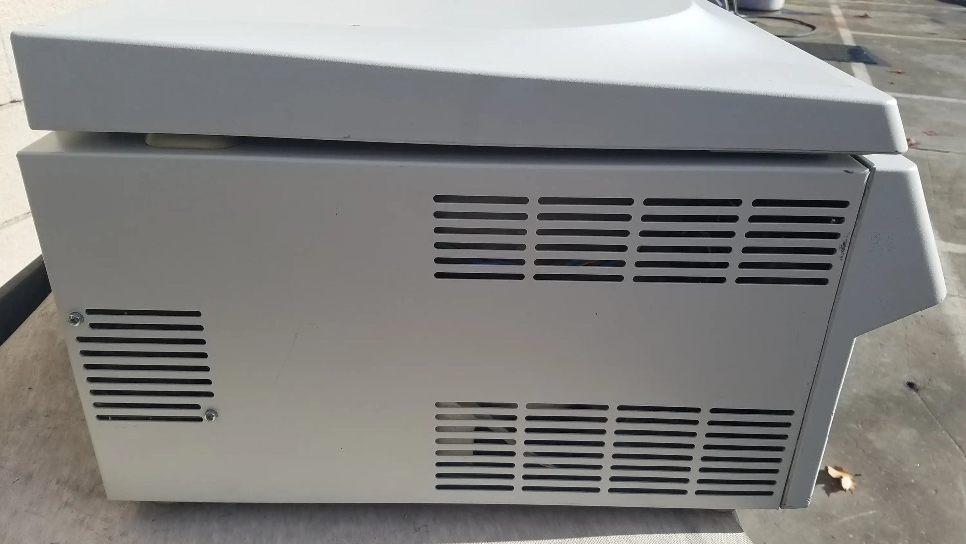 White plastic eppendorf 5804 refrigerated benchtop centrifuge with rectangular body and ventilation slits for pre owned medical equipment sale
