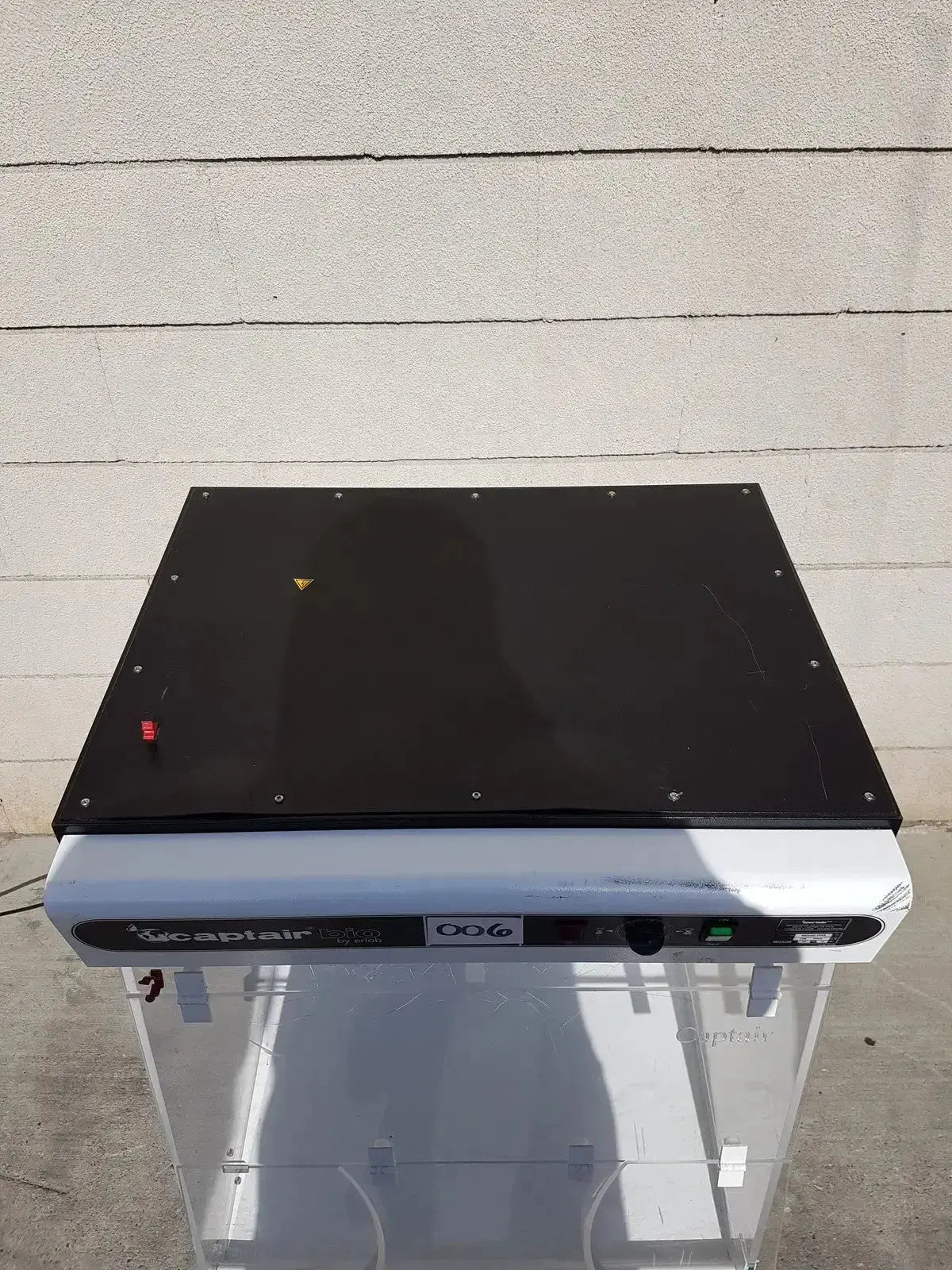 White and black captain ool electric countertop appliance with flat heating surface for erlab captair bio chem filtair use