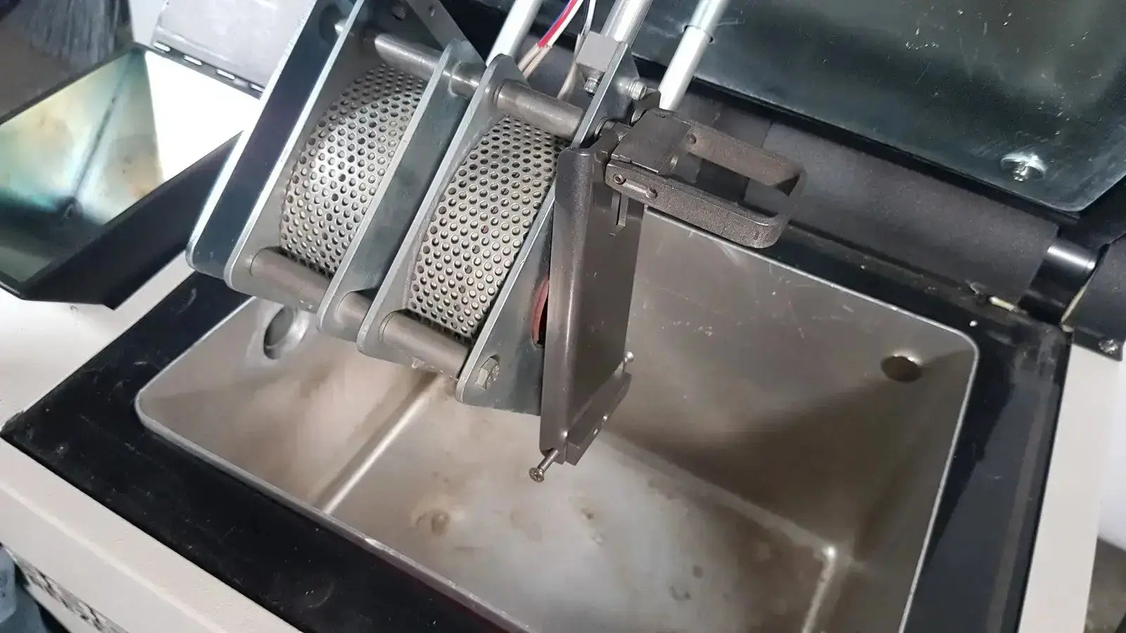 Industrial-grade stainless steel perforated roller assembly with metallic frame for excellent spex 6850 freezer mill biomedical evaluation
