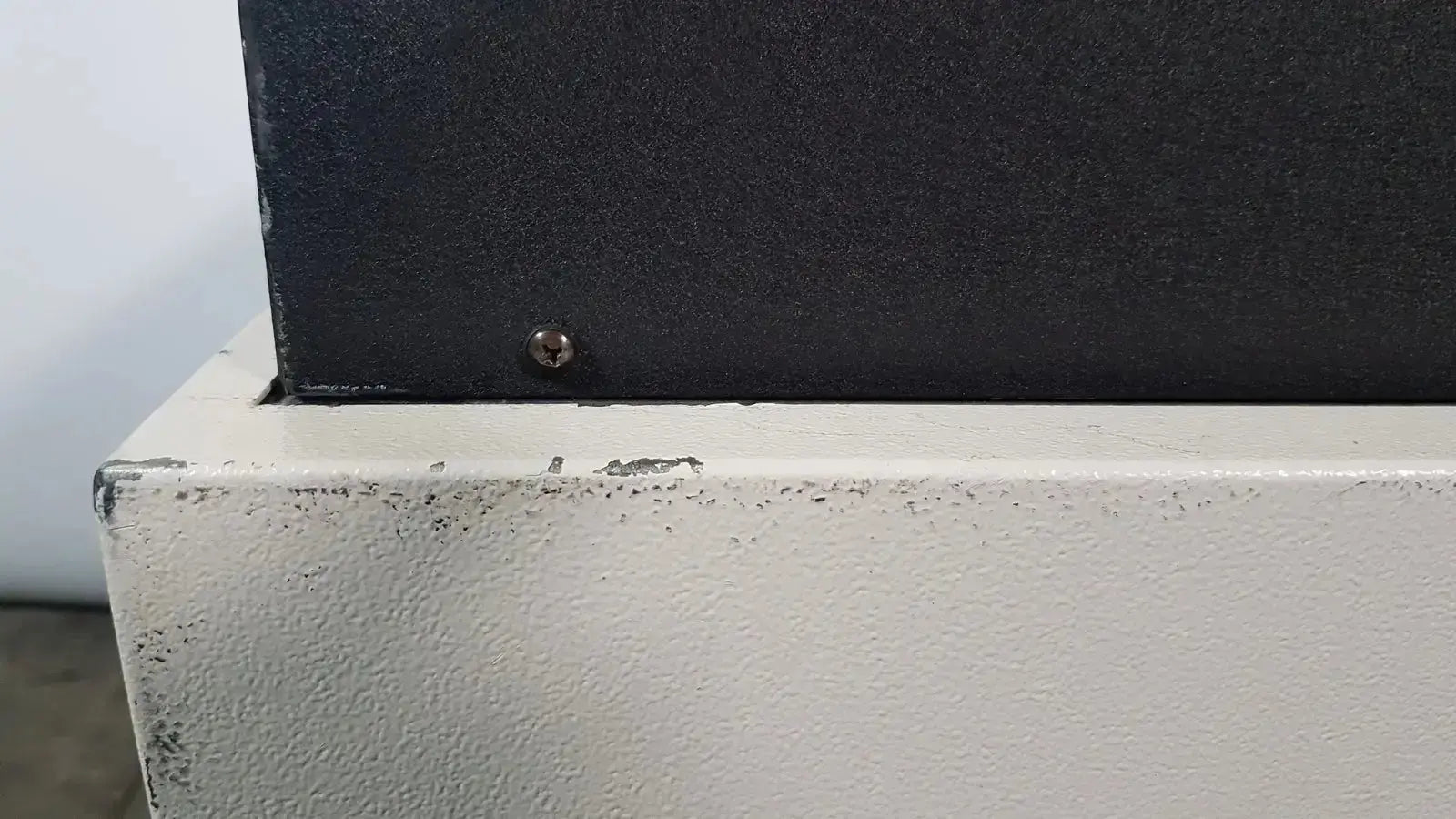 Black textured top panel mounted on white painted base with chipped paint and screw fastener on excellent spex 6850 freezer mill