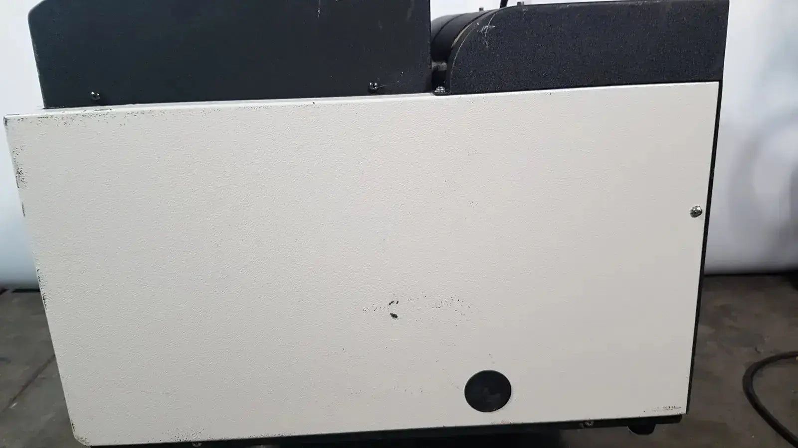 Excellent Spex 6850 freezer mill with white body black panels and circular hole for biomedical evaluation hospital surplus