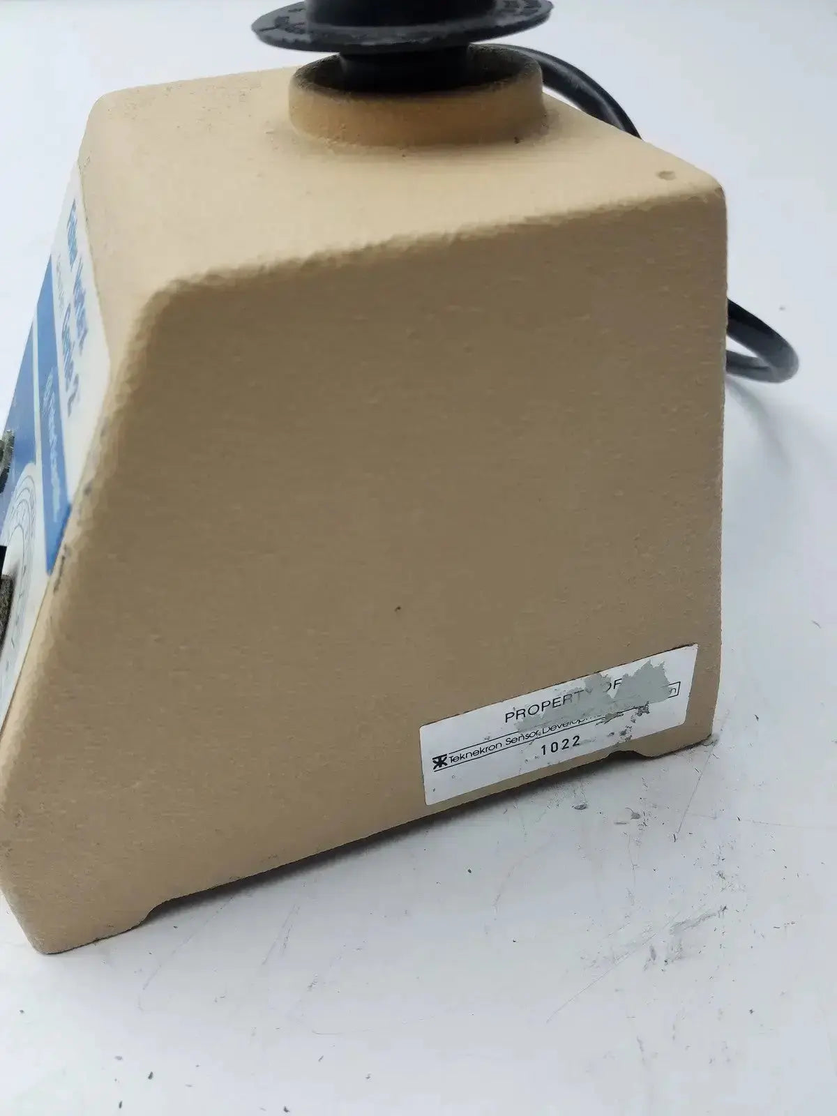 Beige plastic scientific industries g-560 mixer shaker with black top and power cord by fisher scientific