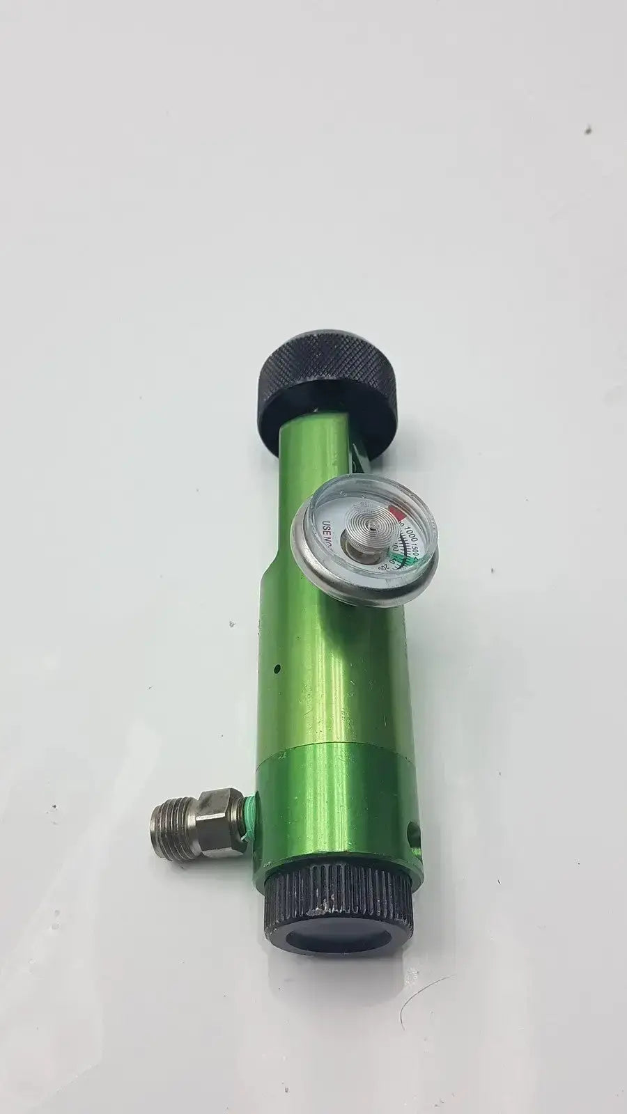 Green metal oxygen regulator with black knobs and pressure gauge flotec mri compatible and safe oxygen regulator