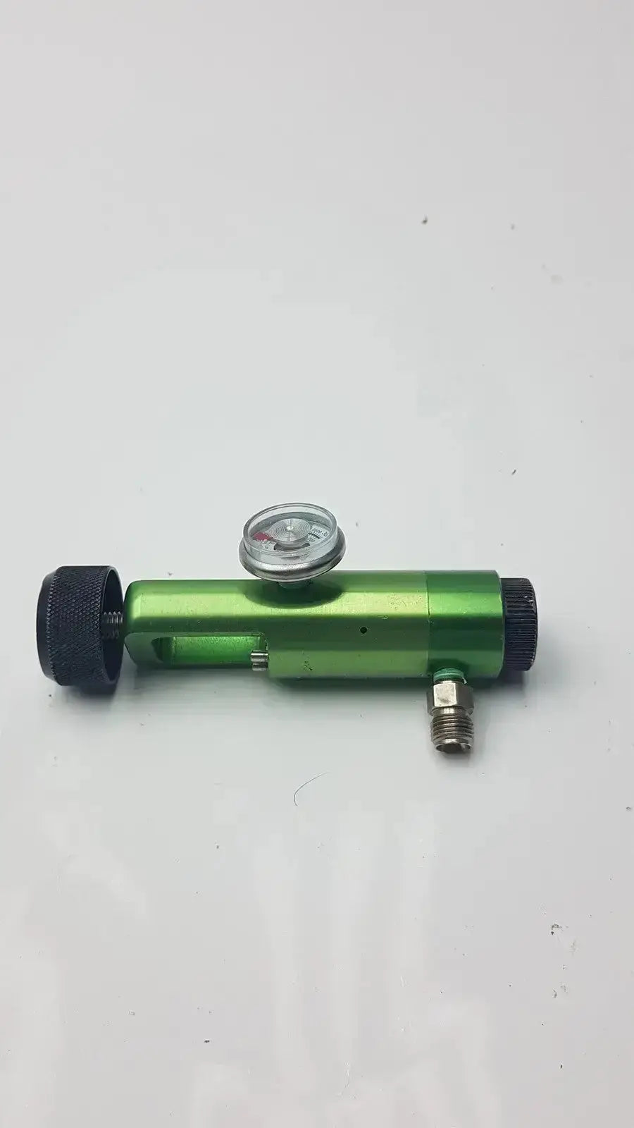 Green metal flotec mri compatible oxygen regulator with black knurled knobs and silver pressure gauge for safety use