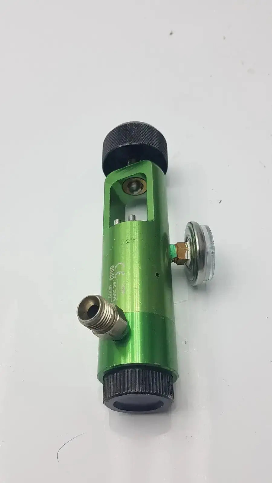 Flotec MRI compatible green metallic oxygen regulator with black knurled knobs and brass fittings for safe use