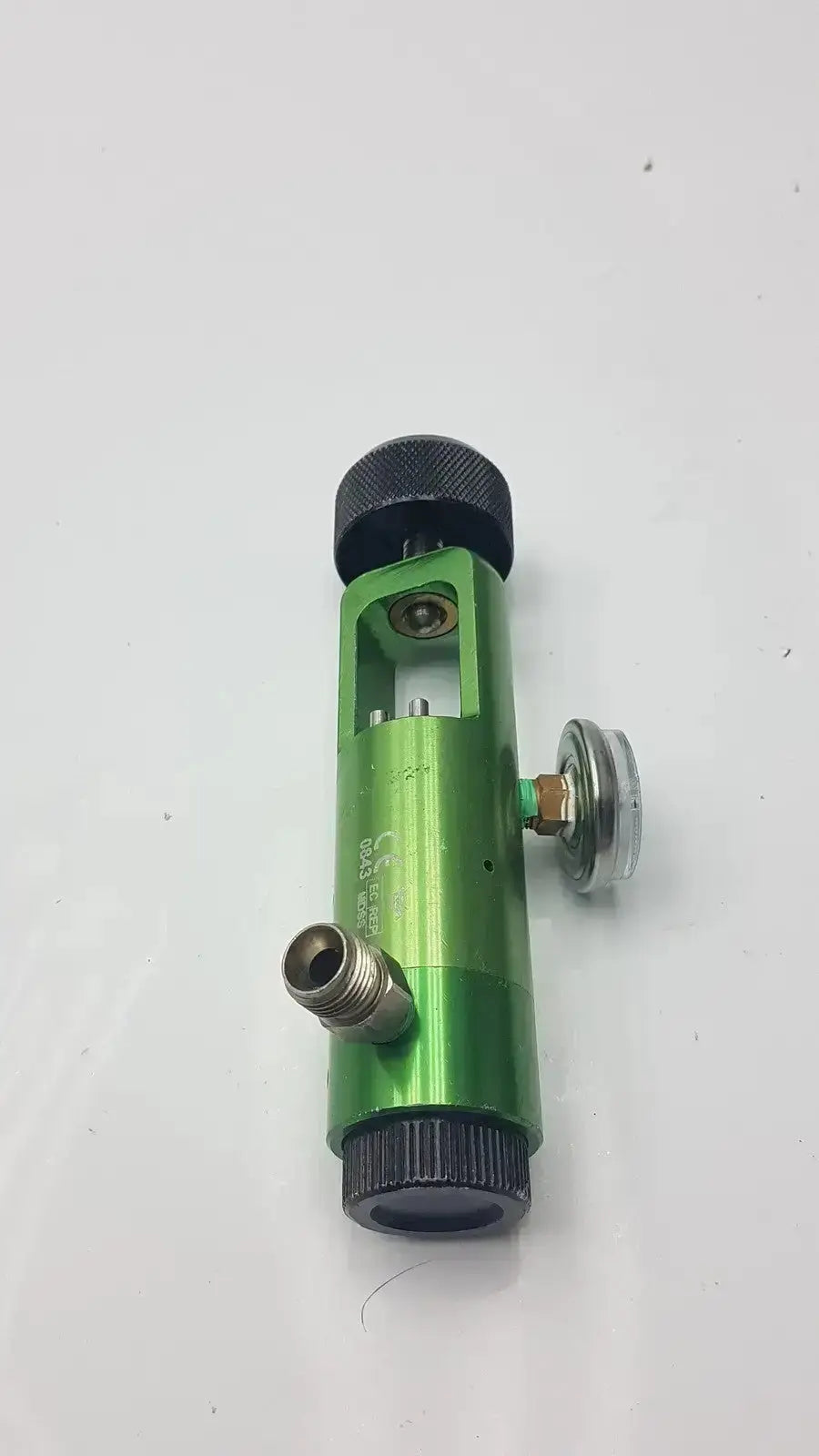 Flotec mri compatible green metallic oxygen regulator with black knurled knobs and silver valve for safe use
