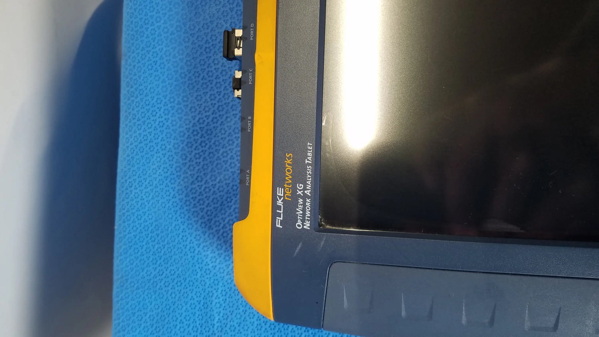 Fluke networks optiview xg network analysis tablet with dark blue and yellow casing for advanced network analysis