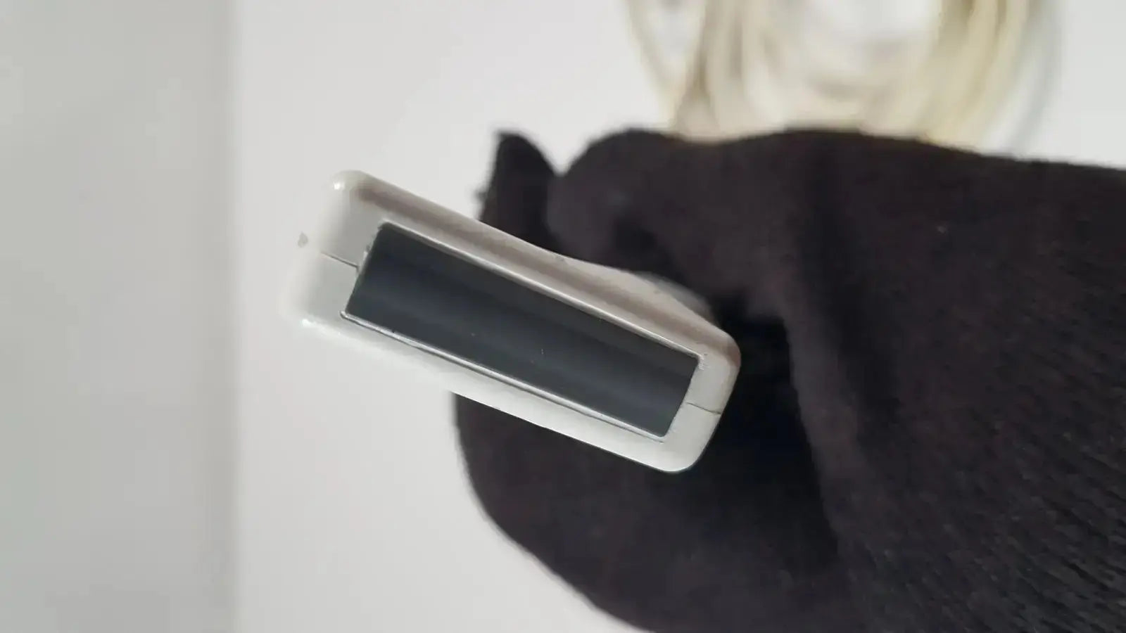 White plastic razor with black rectangular blade cover for ge l8-18i-d linear array ultrasound device