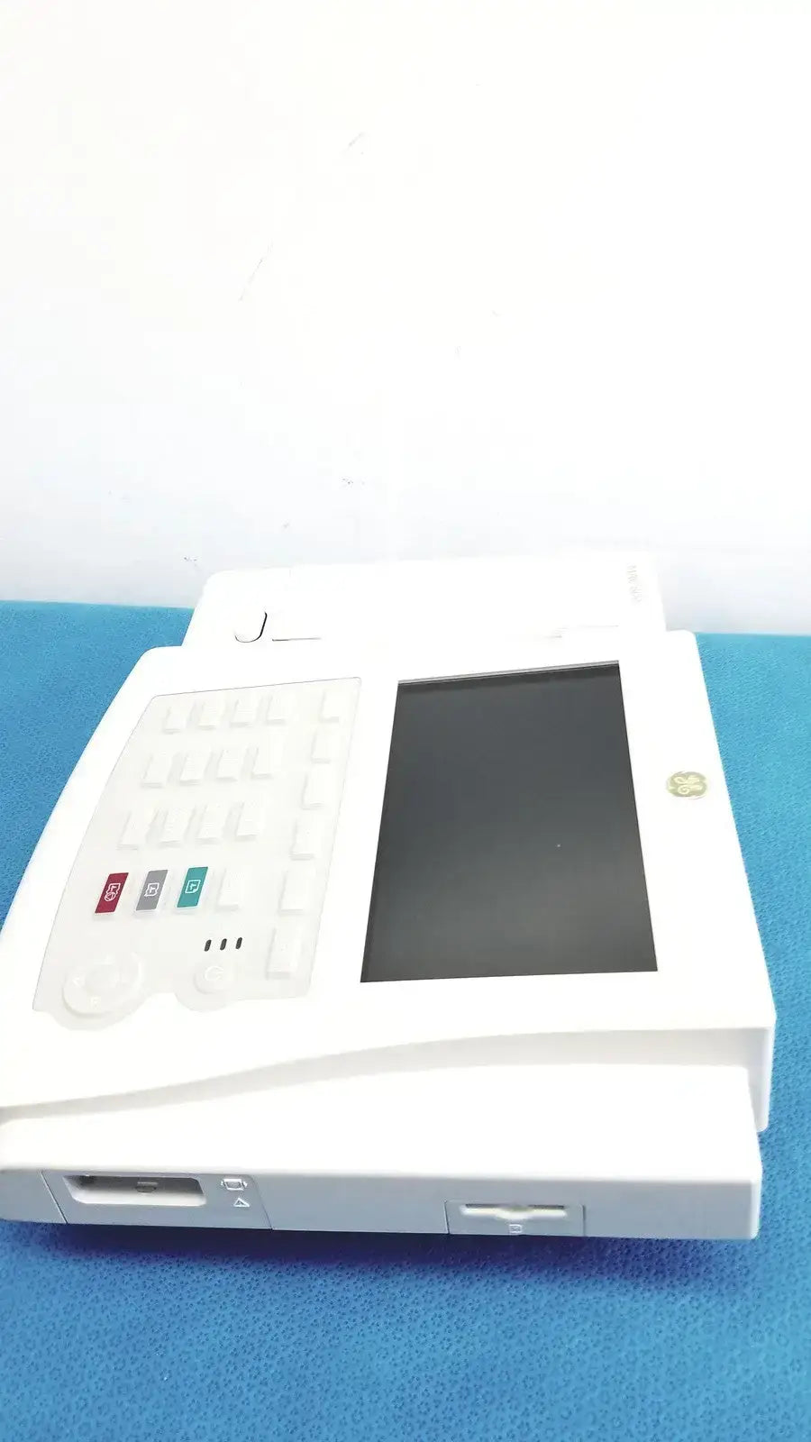 White ge medical systems mac 800 ecg machine featuring a touchscreen display numeric keypad and colored function buttons