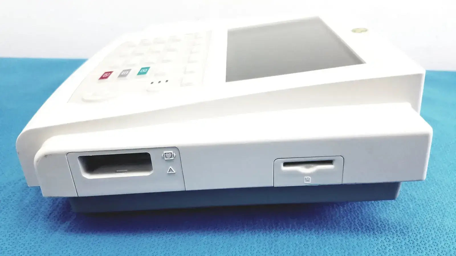 White ge medical systems mac 800 ecg machine with touchscreen display keypad and card slots for medical use